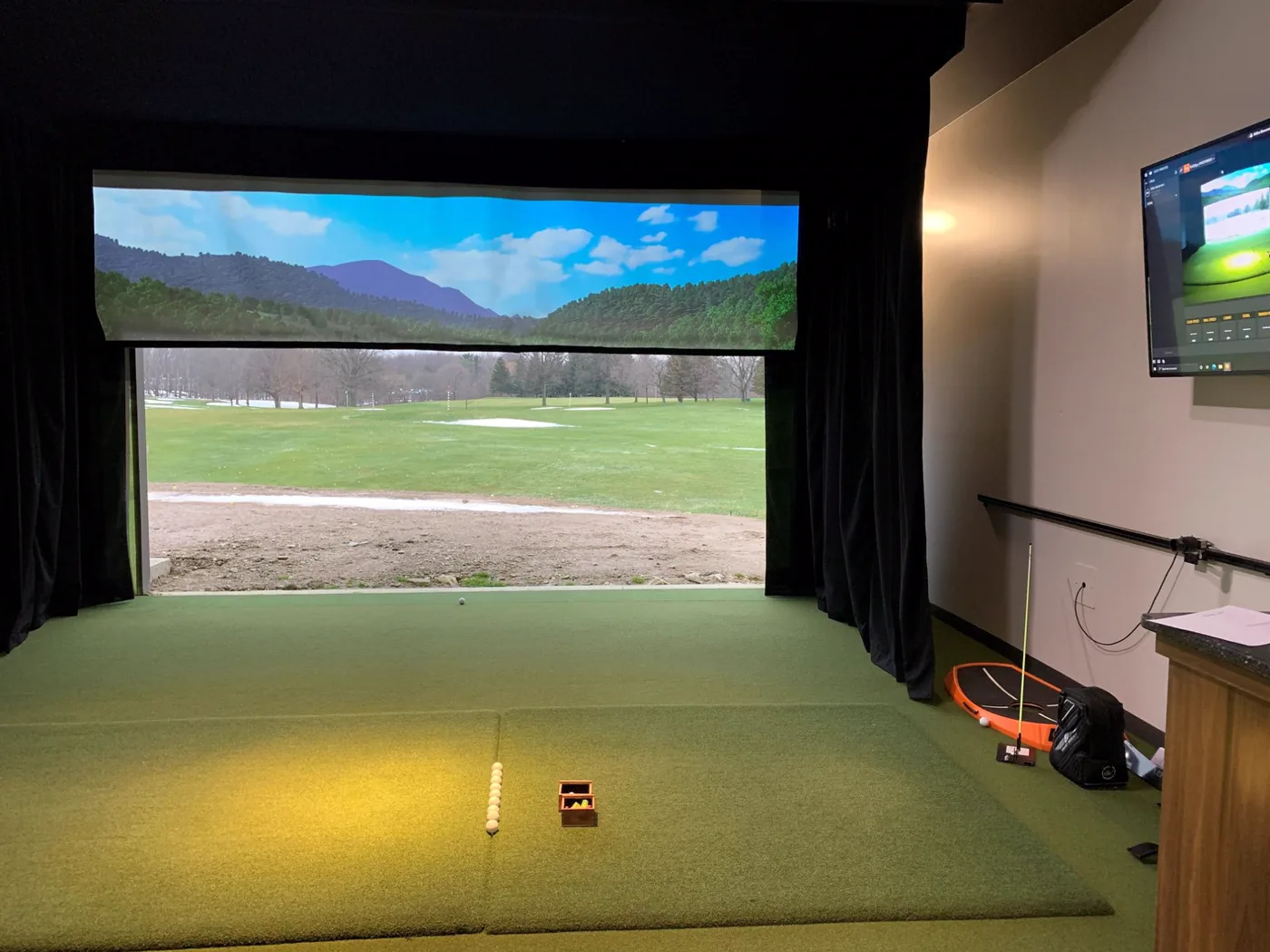Screenshot Golf screen partly deployed across a bay opening onto a golf course