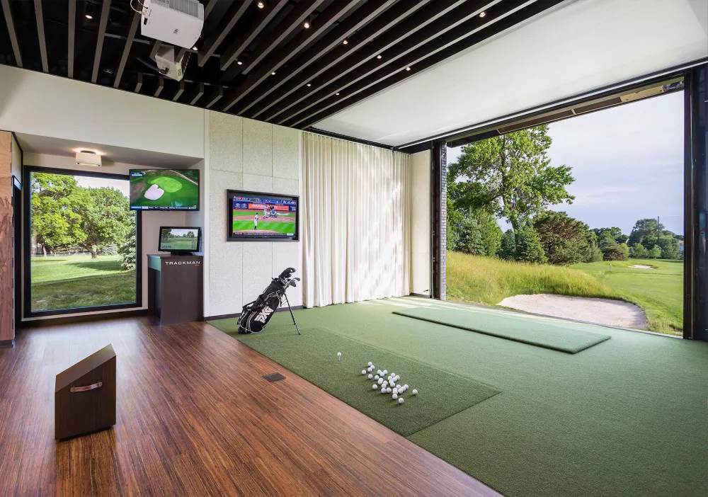 Screenshot Golf bay with the impact screen retracted, open to the course