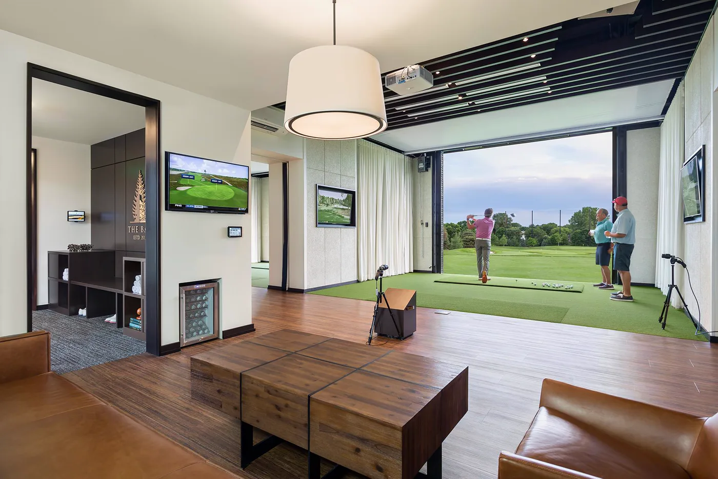 Screenshot Golf screen retracted above a wide opening onto a golf course